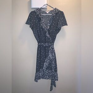 Gorgeous Lauren Conrad gray mini white floral wrap style dress size Medium